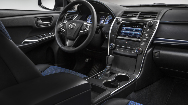 2016-toyota-camry-special-edition-005-1