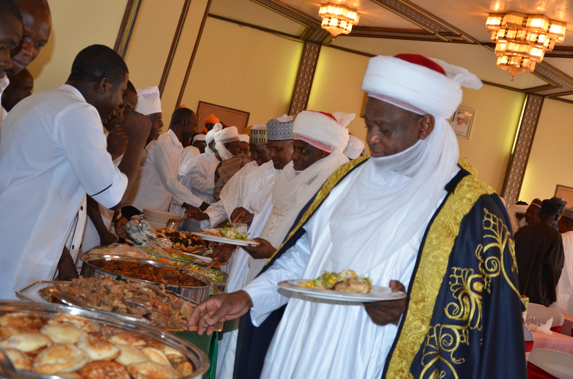 Sultan Sa'ad leading other dignitaries including Governor Aminu Waziri Tambuwal and Aliko Dangote at a lunch organised to commemorate this year's eid-el-kabir in Sokoto.