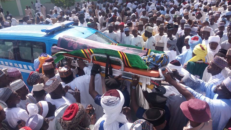 The body of late Sultan Ibrahim Dasuki on arrival at Sultan Muhammad Bello Mosque ahead of the Islamic funeral rites in Sokoto...Tuesday 15/11/16