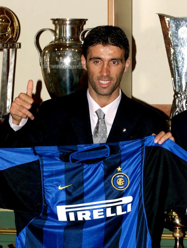 ROM12D:SPORT-SOCCER:MILAN,ITALY,6JUL00 - Turkish player Hakan Sukur gestures as he poses with the jersey of his new Italian team during official presentation at Inter-Milan headquarter in Milan July 6. (NOARK) vp/ANSA/Photo by Carlo Ferraro REUTERS