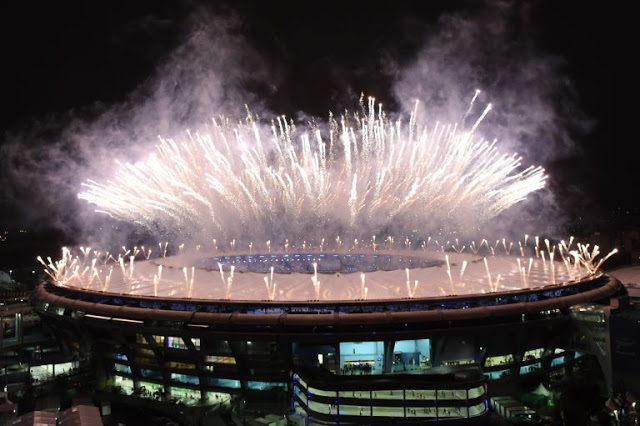 Fireworks explode at the start of the closing ceremony of the Rio 2016 Olympic Games at the Maracana stadium in Rio de Janeiro on August 21, 2016. / AFP / VANDERLEI ALMEIDA (Photo credit should read VANDERLEI ALMEIDA/AFP/Getty Images)