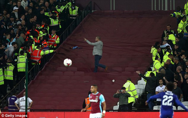 39bf4c5400000578-3876236-the_chelsea_fan_remonstrates_with_the_west_ham_supporters_during-a-1_1477516162051