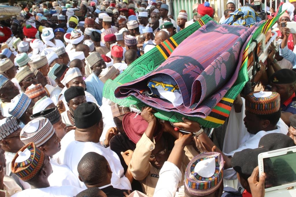 The body of late Sultan Ibrahim Dasuki on arrival at Sultan Muhammad Bello Mosque ahead of the Islamic funeral rites in  Sokoto...Tuesday 15/11/16.