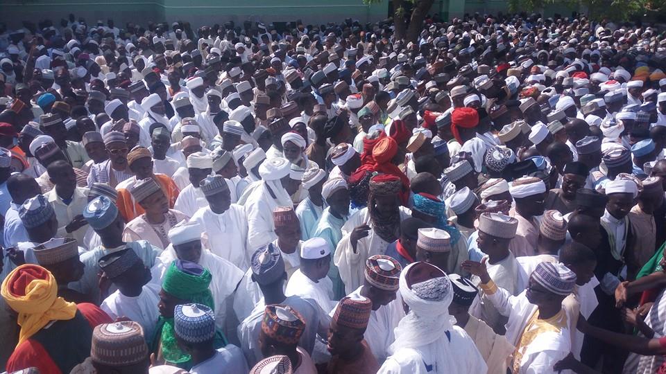 Mourners at the Sultan Muhammad Bello Mosque ahead of the Islamic funeral rites for late Sultan Ibrahim Dasuki in Sokoto...Tuesday 15/11/16