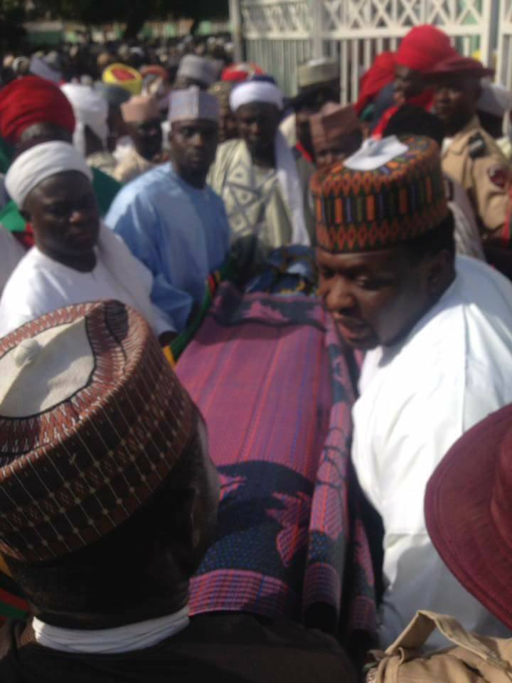 Son of late Sultan Dasuki Dasuki and member of the House of Representatives, Hon Abdussamad Dasuki, lifitig the body of his father ahead of the Islamic funeral rites in Sokoto...Tuesday 15/11/16