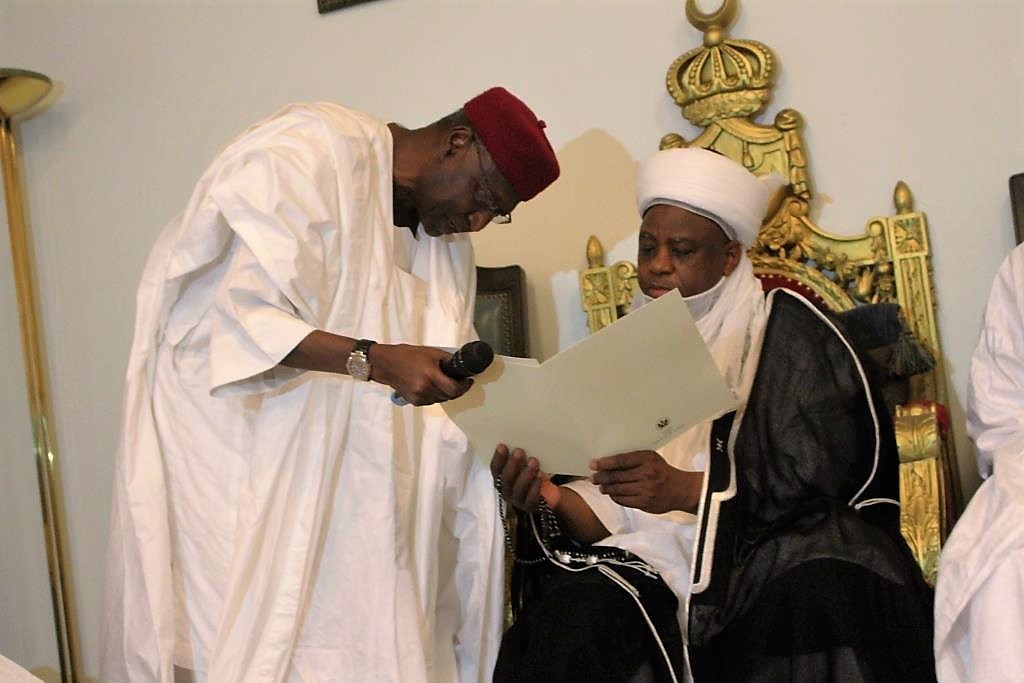Chief of Staff to President Muhammadu Buhari, Alhaji Abba Kyari, delivering FG's condolence letter to Sultan Muhammad Sa'ad Abubakar when he led the Federal Government delegation to the burial of late Sultan Ibrahim Dasuki. Sokoto...Tuesday 15/11/16