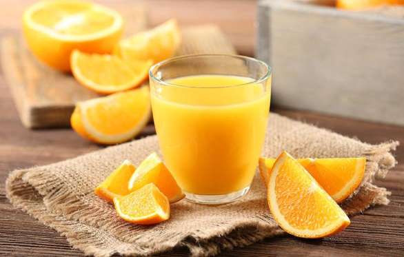 orange juice and orange slices