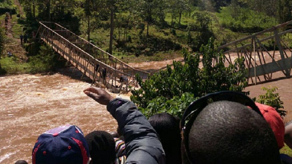 Governor plunges into river after bridge collapses