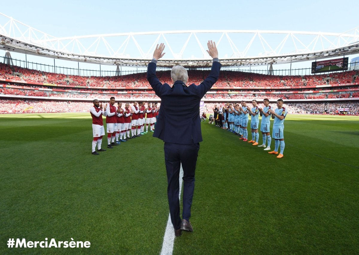 Photo of Wenger athis last game at arsenal