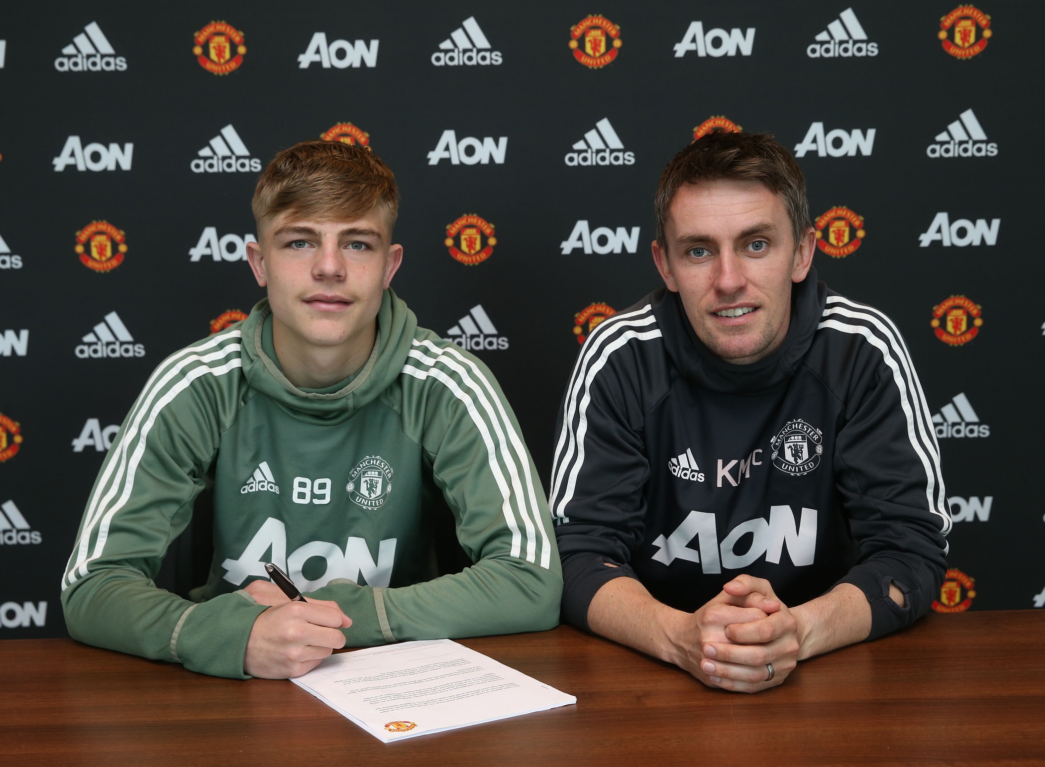 Photo of Brandon Williams Signing New Deal With Manchester United.