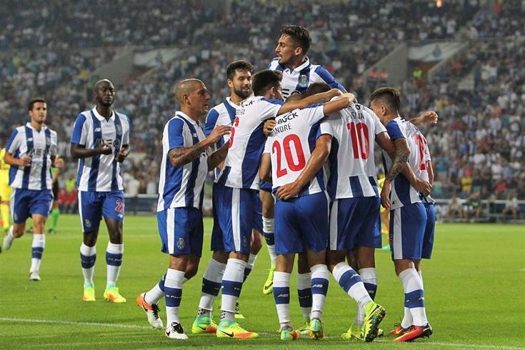 Photo of FC Porto players jubilating during mach