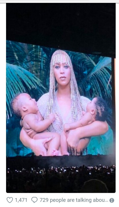Beyonce holding her twin babies