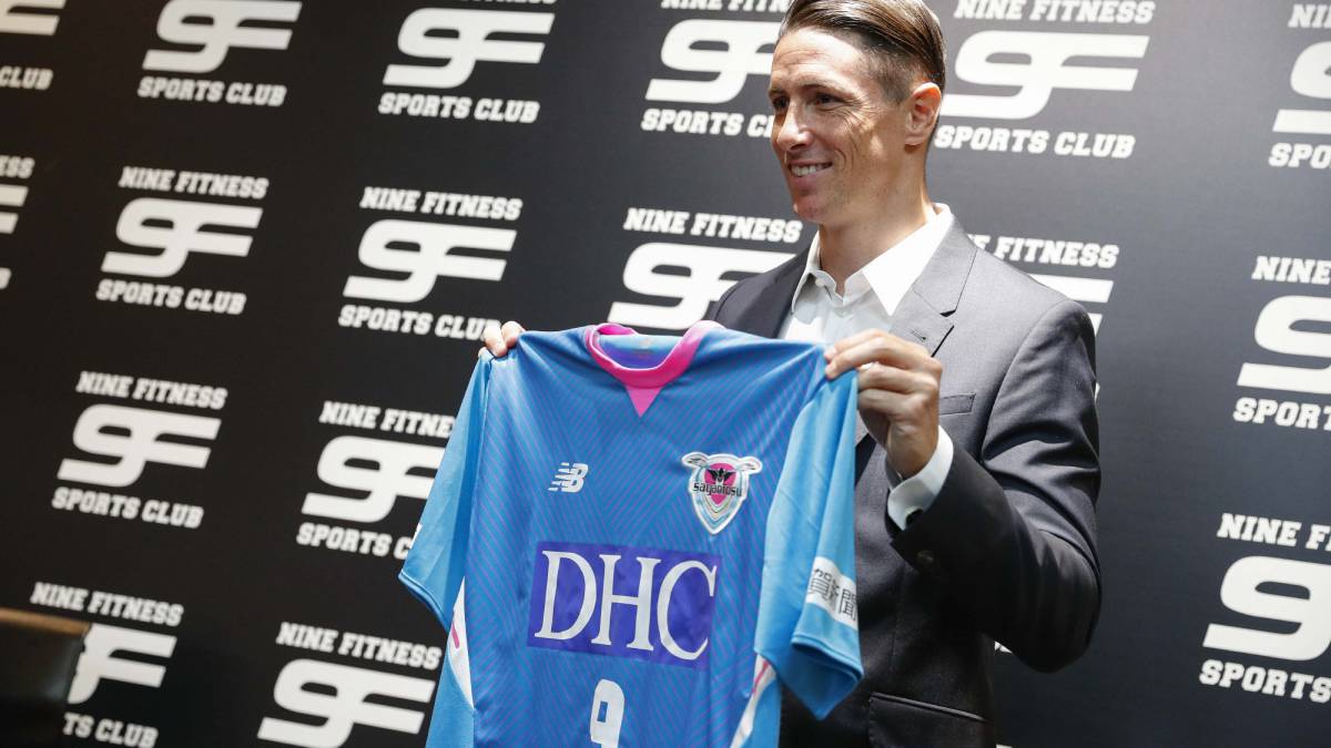Torres holding Sagan Fc Shirt