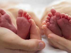 2-womb woman gives birth to twins, a baby boy, just 26 days apart