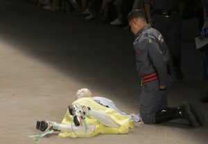 Brazilian runway model collapses, dies during fashion parade (video)