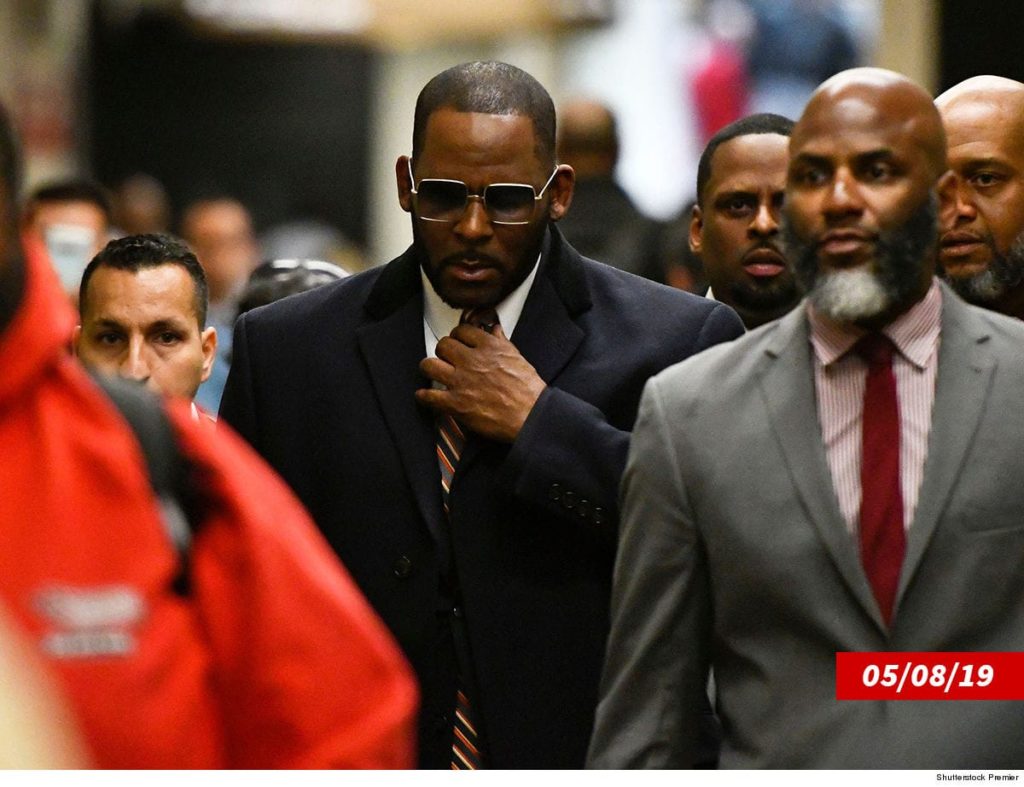 R.-Kelly-M-with-his-legal-team-1024x787