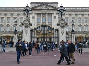 Man desperately forces his way into Buckingham Palace