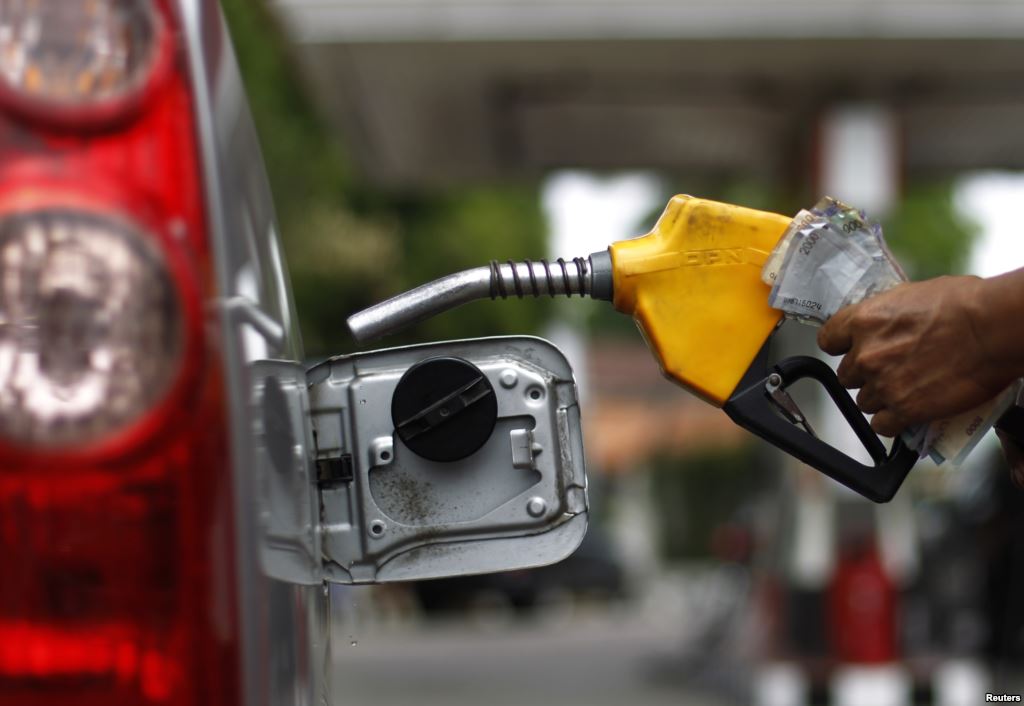 BREAKING: FG slashes petrol price to N130 from N145