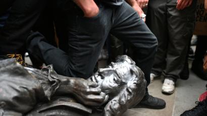 Protester places knee on Slave Trader Statue