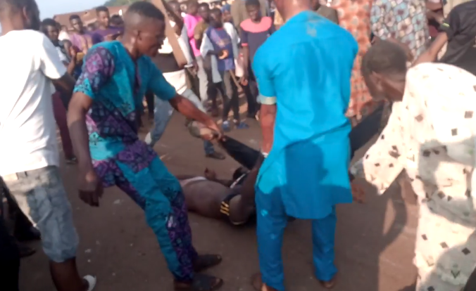 Angry Mob Burn Armed Robber Alive In Ibadan, Oyo State