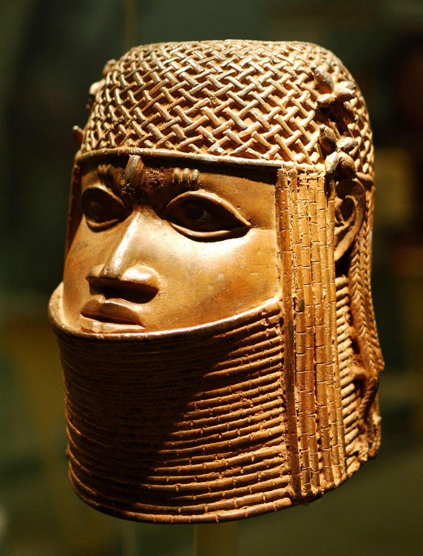 Stolen artifacts: Oba of Benin disowns impostors