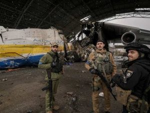 A Ukrainian servicemen with the Antonov An-225 Mriya aircraft.