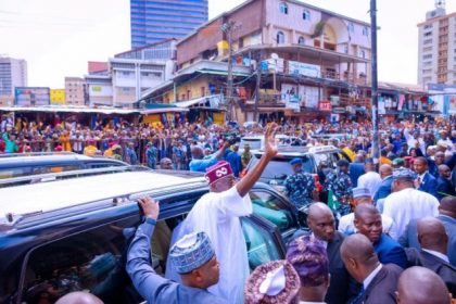 ‘We Are Hungry O!!’ – Lagosians Shout As Tinubu’s Convoy Drives Through Idumota [VIDEO]